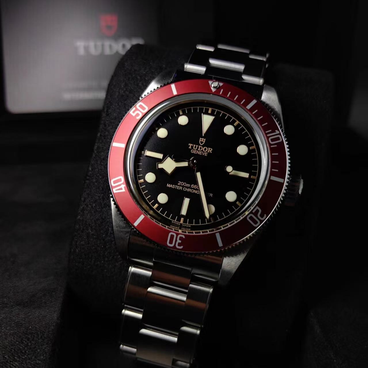 Tudor Biwan M7941A1A0RU Little Red Shield